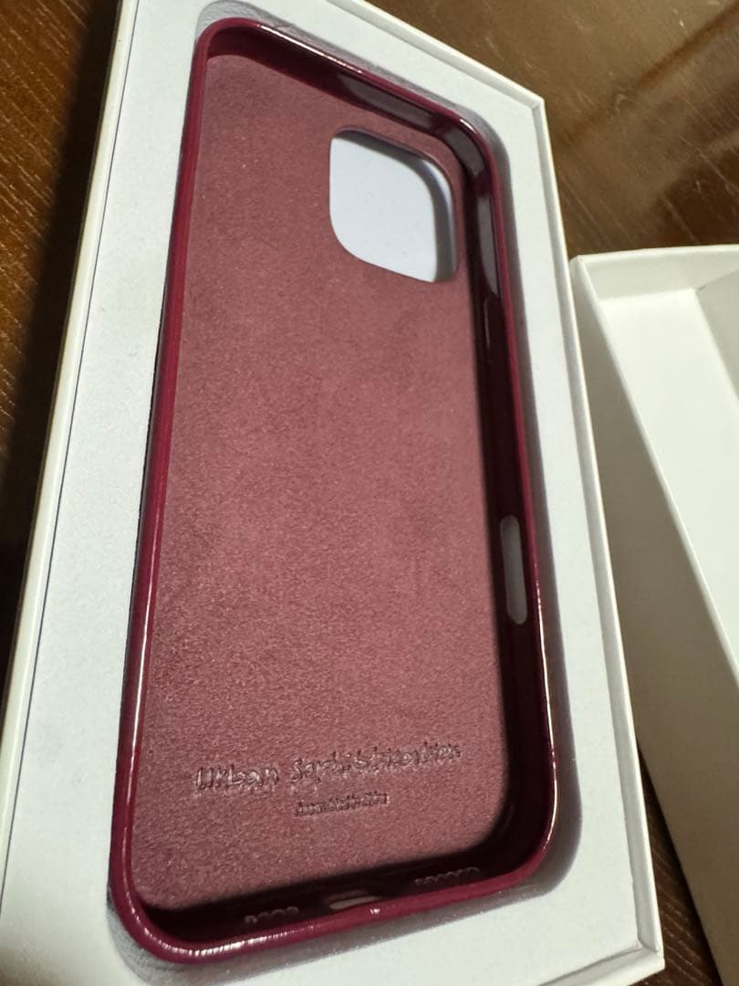 URBAN SOPHISTICATION パファーケース バーガンディ