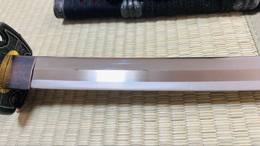 模造刀 陣太刀 源義経太刀拵え 茶呂塗り鞘 刃文直刃 龍目貫 251020-3