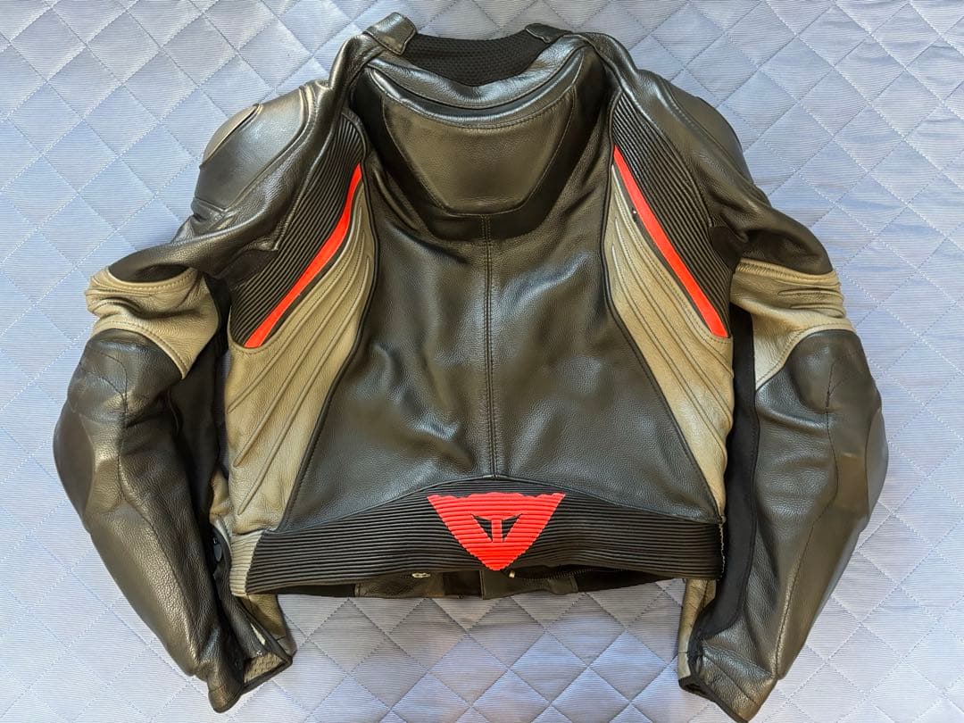 最終　Dainese レザーセパレートツナギ ブラック/レッド　52サイズ