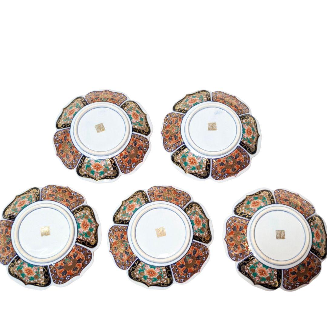 食卓に幸運を呼ぶ月の兎。金彩と波兎が美しい有田焼の小皿セット。