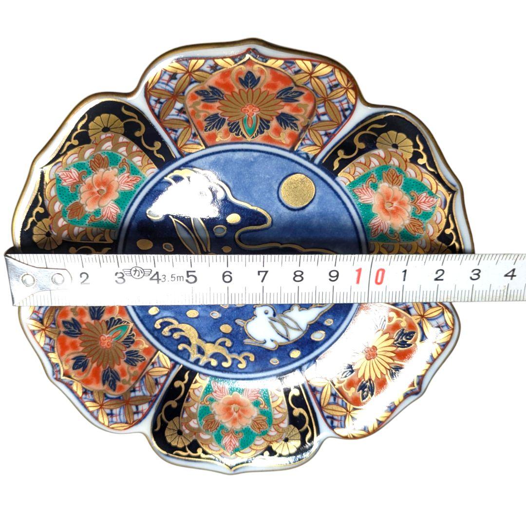 食卓に幸運を呼ぶ月の兎。金彩と波兎が美しい有田焼の小皿セット。