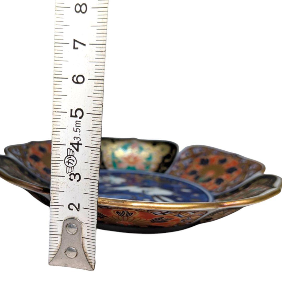 食卓に幸運を呼ぶ月の兎。金彩と波兎が美しい有田焼の小皿セット。