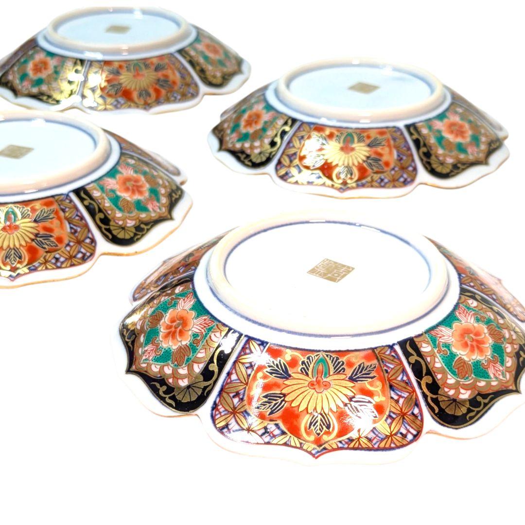 食卓に幸運を呼ぶ月の兎。金彩と波兎が美しい有田焼の小皿セット。