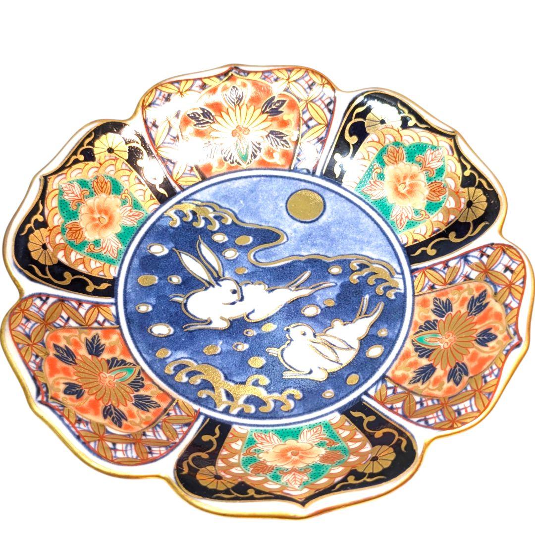 食卓に幸運を呼ぶ月の兎。金彩と波兎が美しい有田焼の小皿セット。