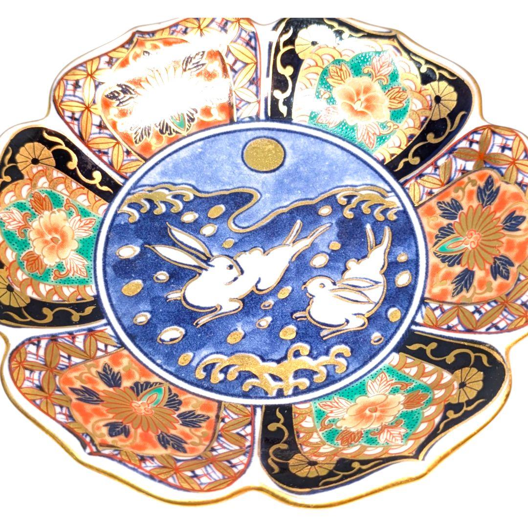 食卓に幸運を呼ぶ月の兎。金彩と波兎が美しい有田焼の小皿セット。