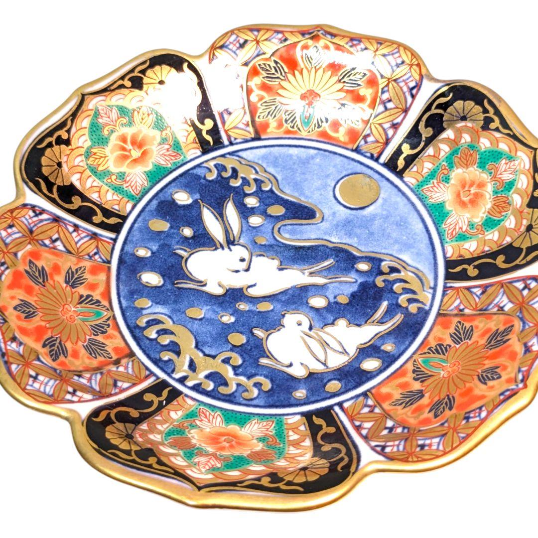 食卓に幸運を呼ぶ月の兎。金彩と波兎が美しい有田焼の小皿セット。