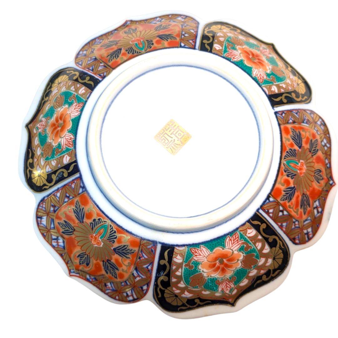 食卓に幸運を呼ぶ月の兎。金彩と波兎が美しい有田焼の小皿セット。