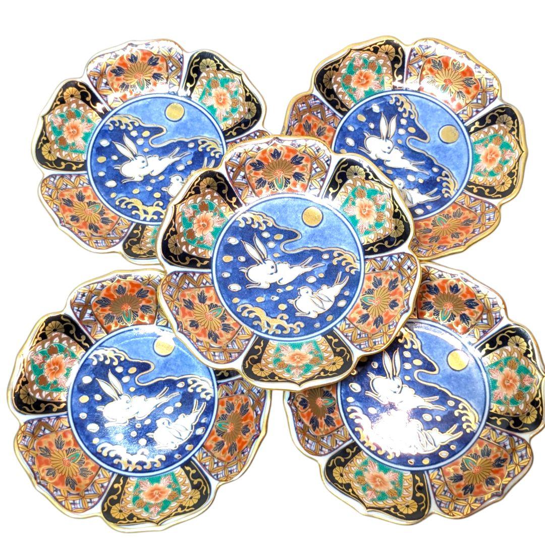 食卓に幸運を呼ぶ月の兎。金彩と波兎が美しい有田焼の小皿セット。