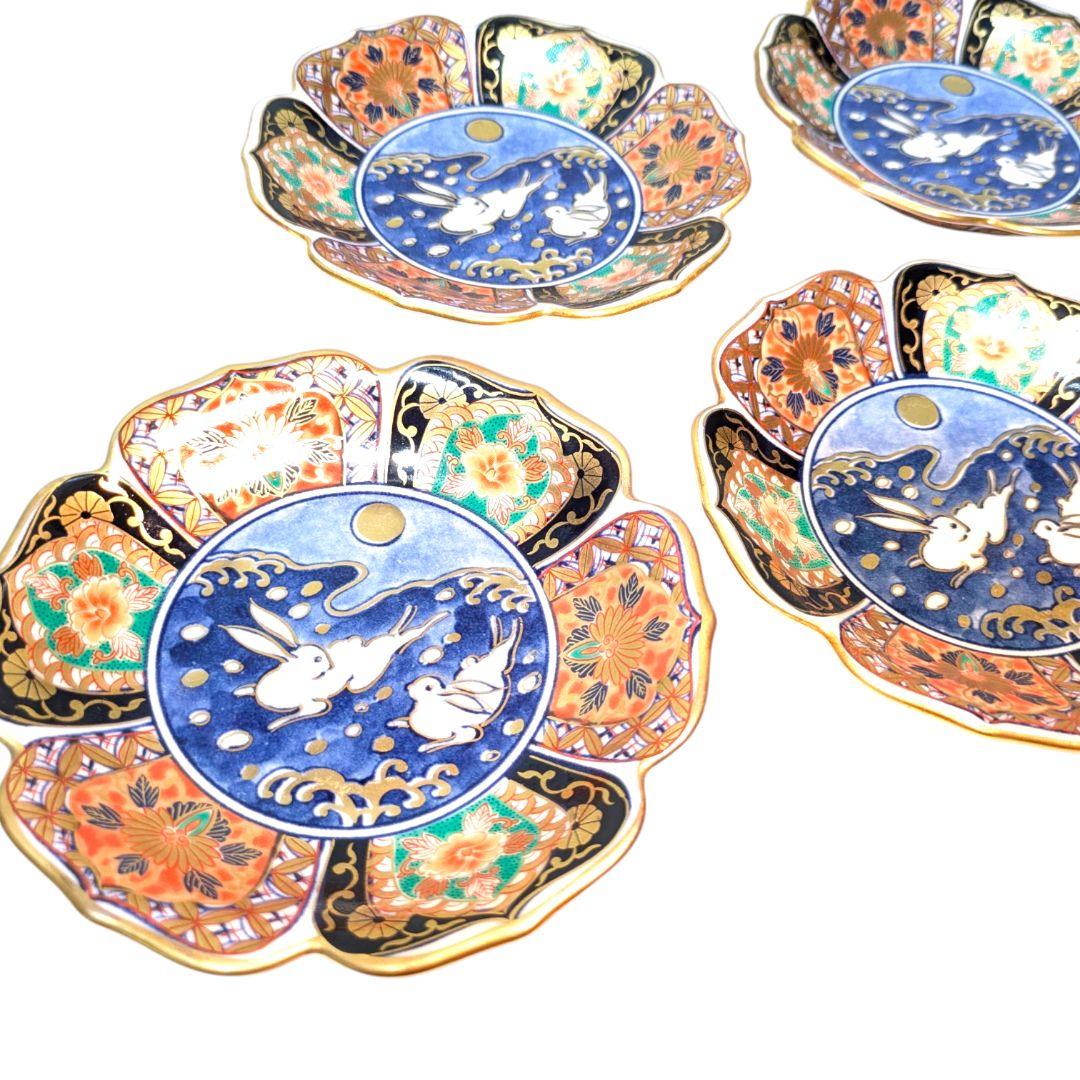 食卓に幸運を呼ぶ月の兎。金彩と波兎が美しい有田焼の小皿セット。