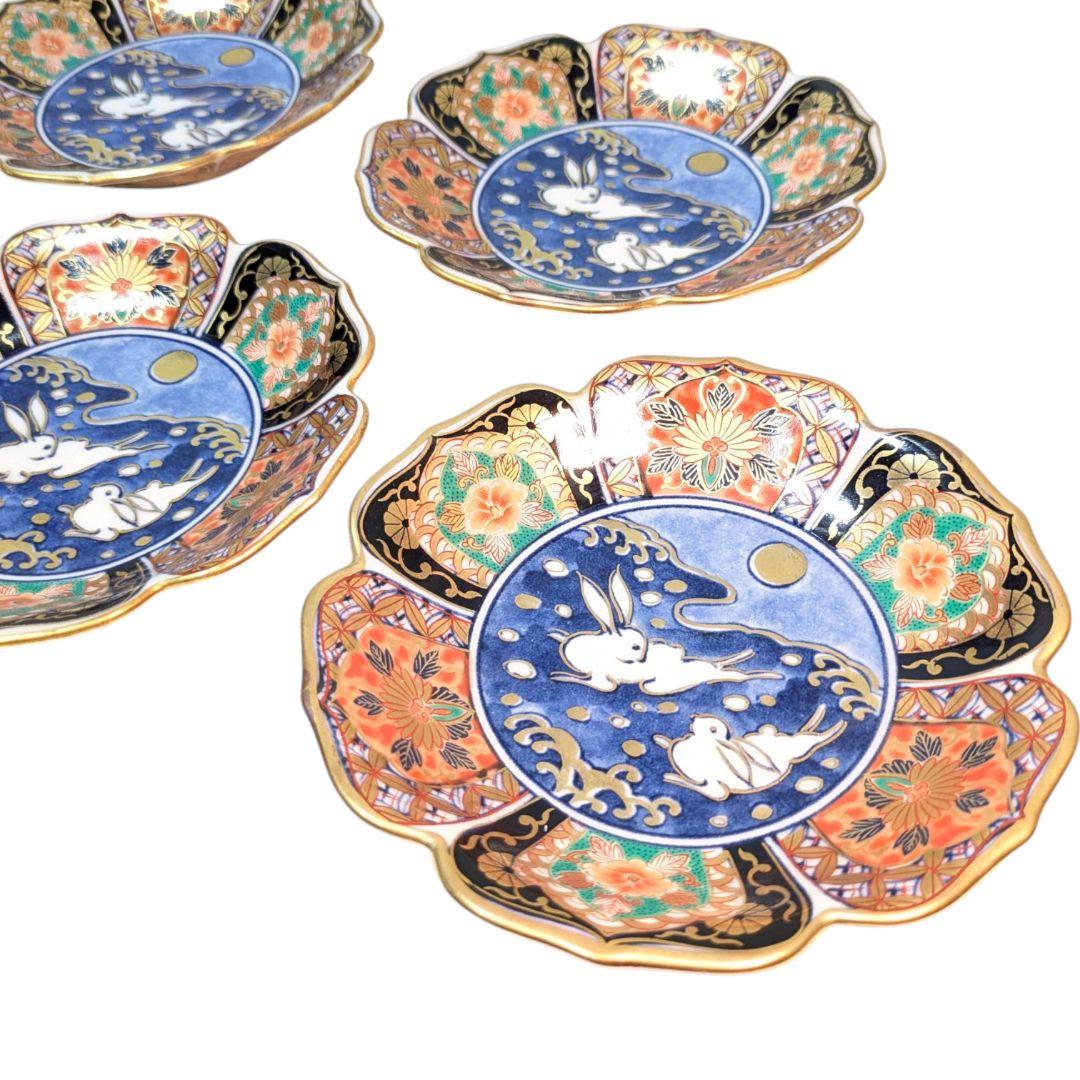 食卓に幸運を呼ぶ月の兎。金彩と波兎が美しい有田焼の小皿セット。