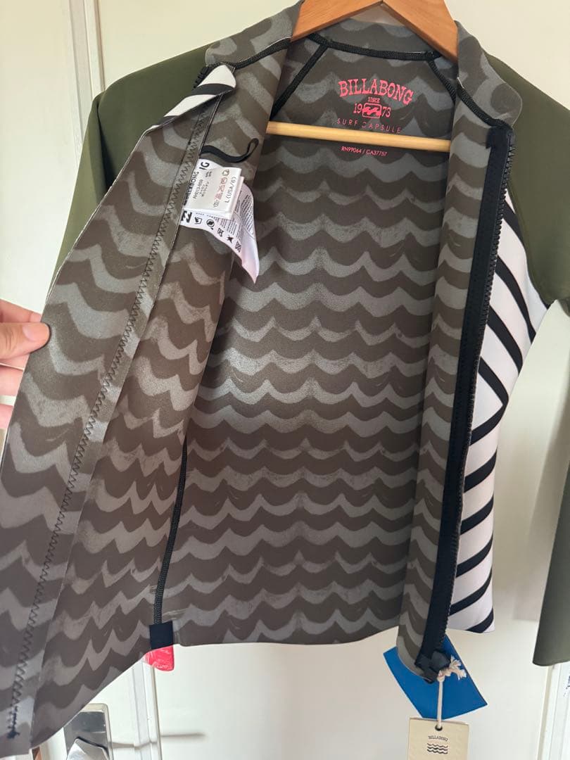 新品タグ付きBILLABONGラッシュガード タッパーマルチカラー L ビラボン