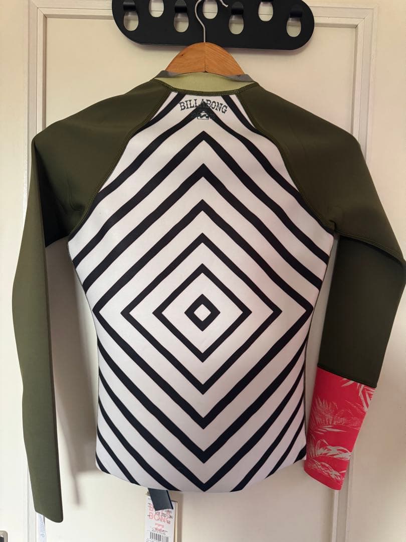 新品タグ付きBILLABONGラッシュガード タッパーマルチカラー L ビラボン