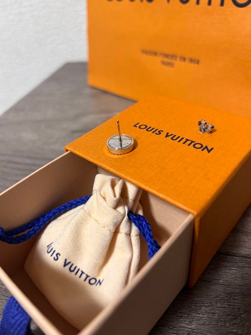 コ*ン様 Louis Vuitton ピアス・LVスパークル シルバーカラー