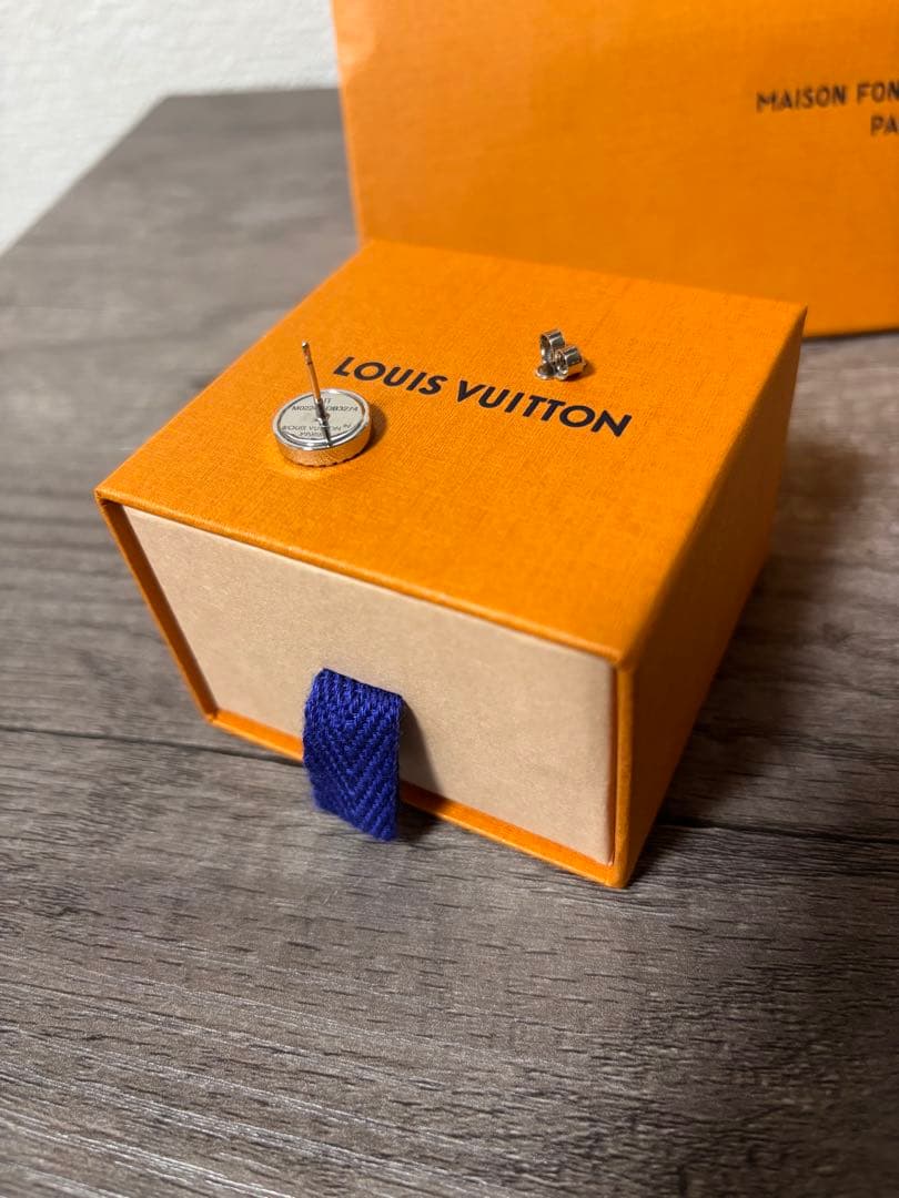 コ*ン様 Louis Vuitton ピアス・LVスパークル シルバーカラー