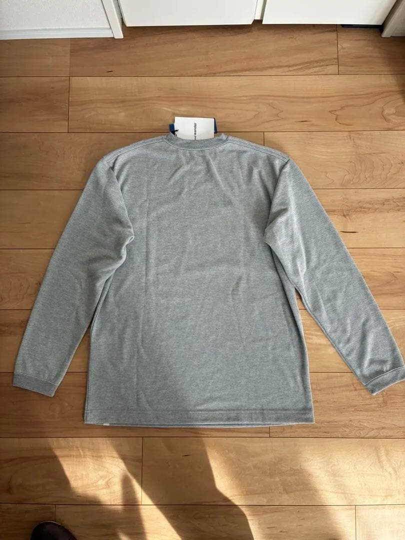 and wander グレー 長袖Tシャツ