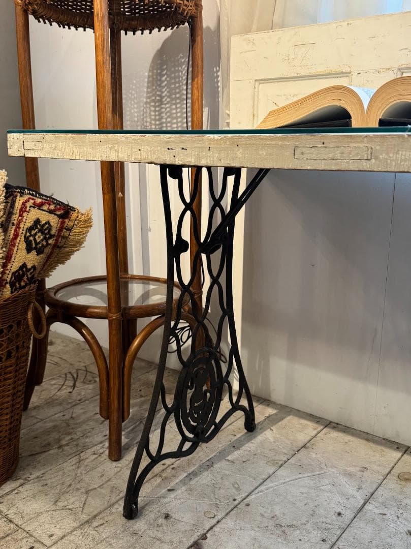 アンティークドアデスク シンガーミシン脚 ガラス天板 店舗作業台 机 テーブル