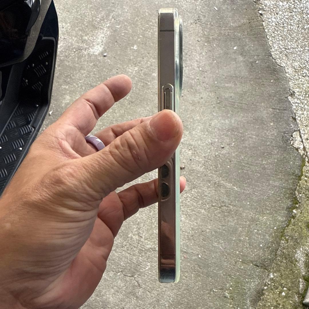 リモワiPhone14 Proポリカーボネート 虹色 ケース中古品