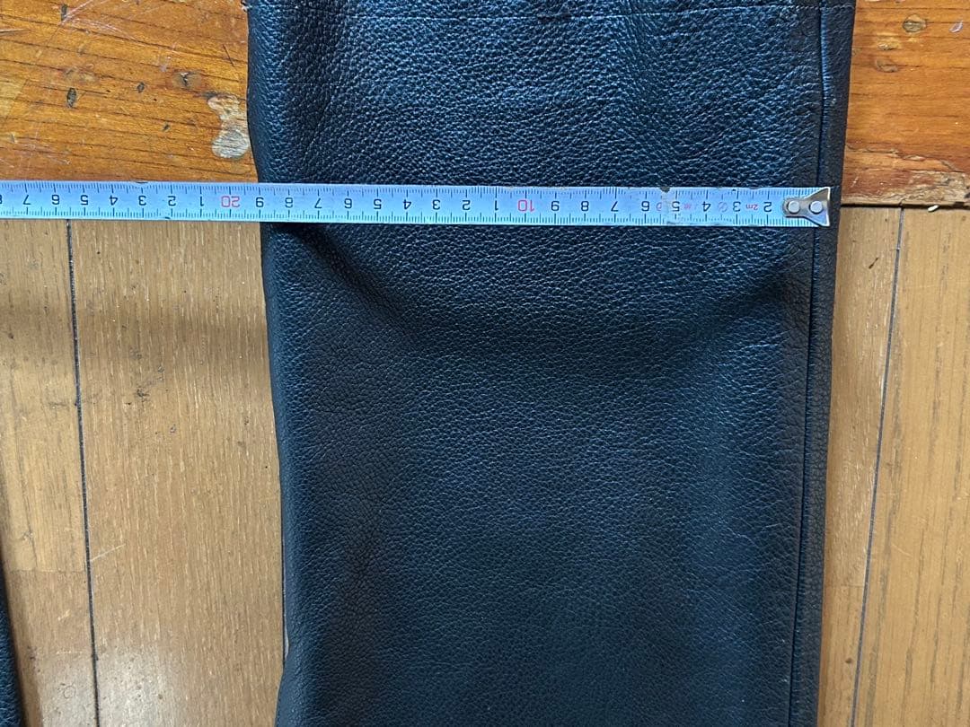 クシタニ　黒レザー パンツ