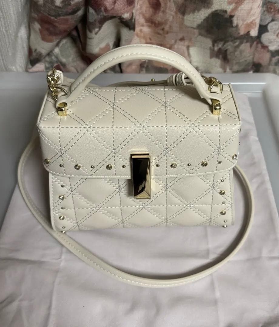 【お値下げしました】セルフォードリュタンキルティングビジュースタッズポシェット