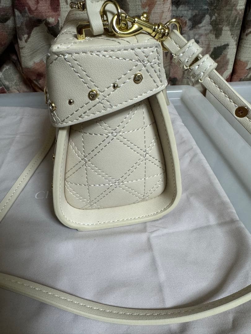 【お値下げしました】セルフォードリュタンキルティングビジュースタッズポシェット