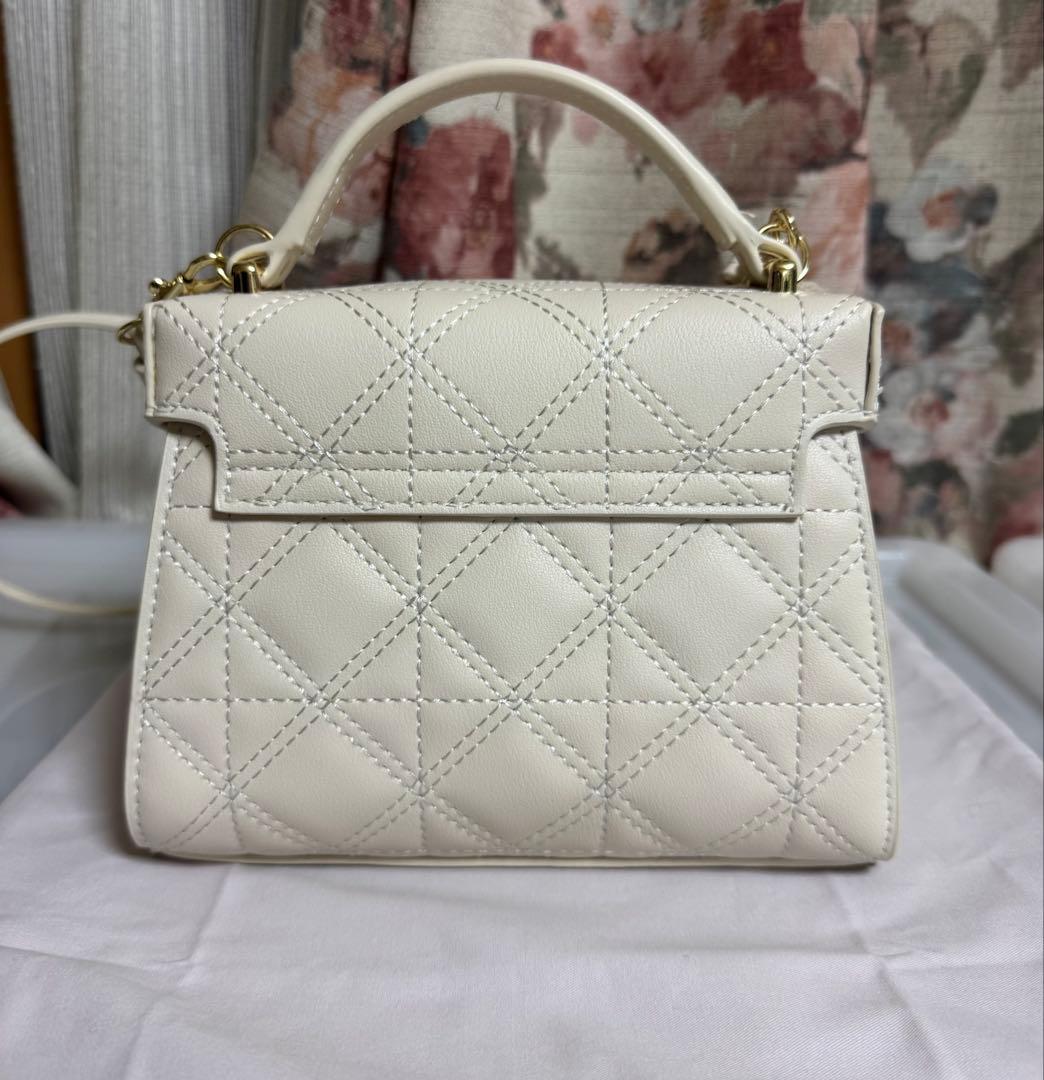 【お値下げしました】セルフォードリュタンキルティングビジュースタッズポシェット