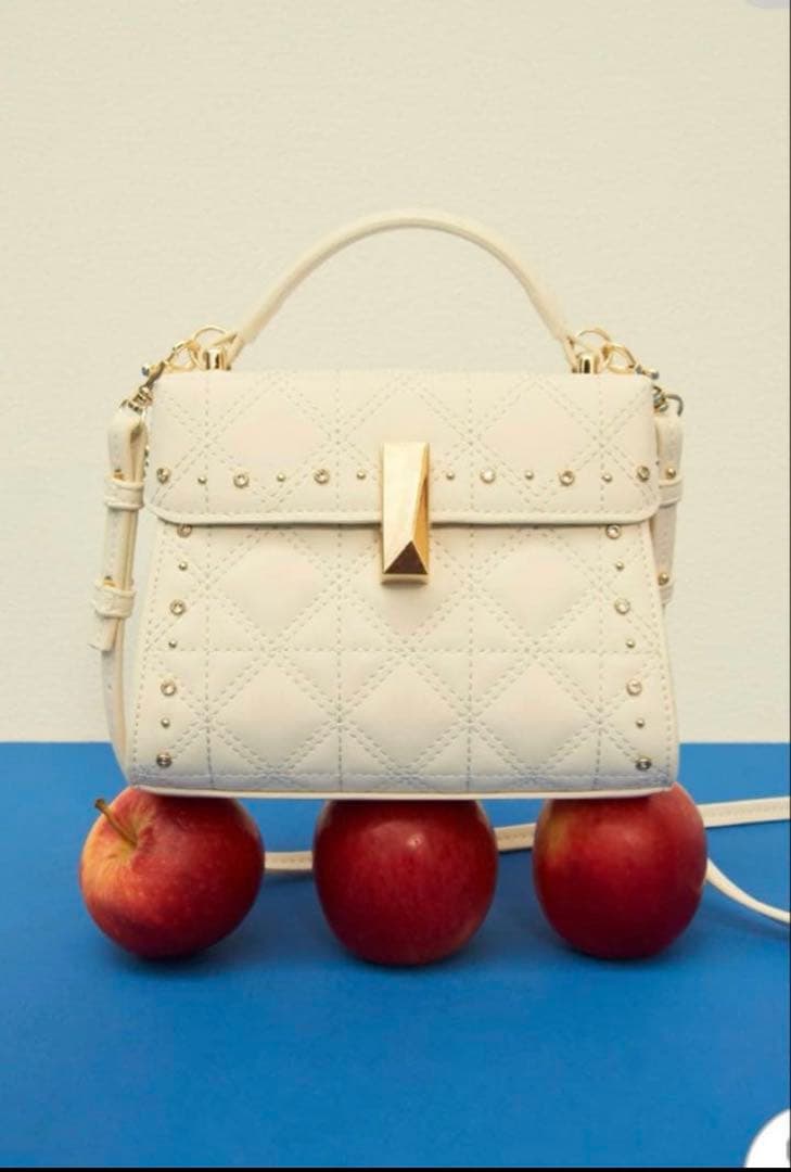 【お値下げしました】セルフォードリュタンキルティングビジュースタッズポシェット