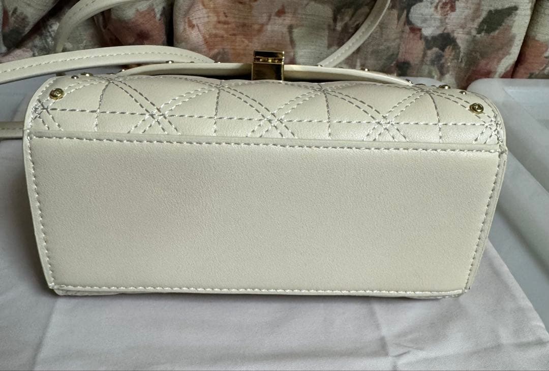 【お値下げしました】セルフォードリュタンキルティングビジュースタッズポシェット