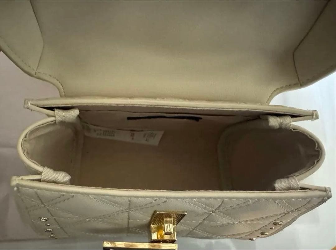 【お値下げしました】セルフォードリュタンキルティングビジュースタッズポシェット