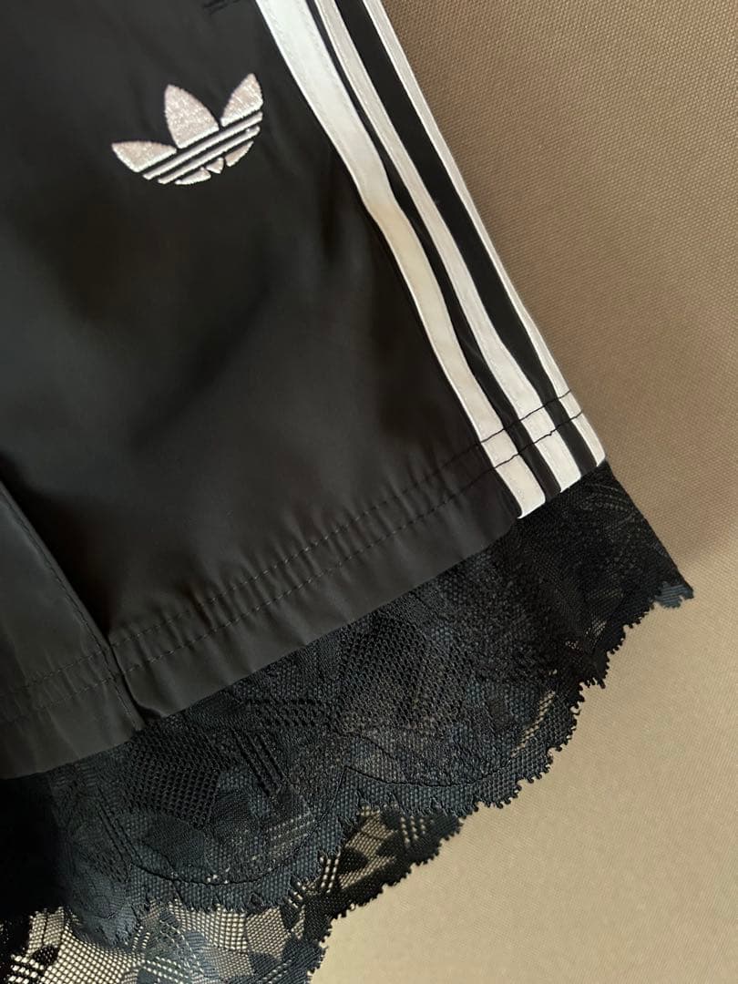 超美品　ZOZO限定 adidas レース トリム スリーストライプス パンツ