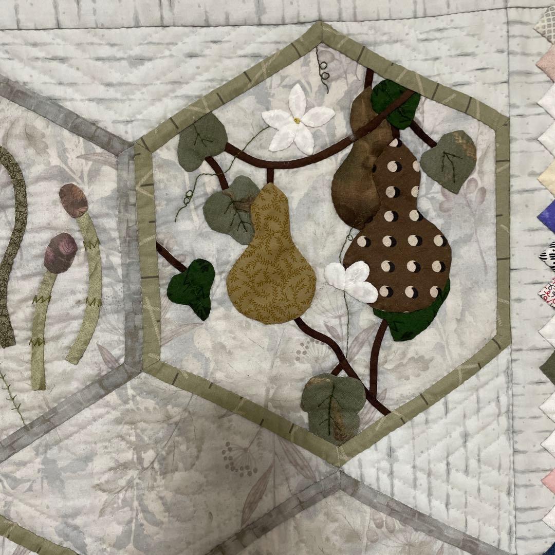 ハンドメイドパッチワークキルトの四季の草花のタペストリー