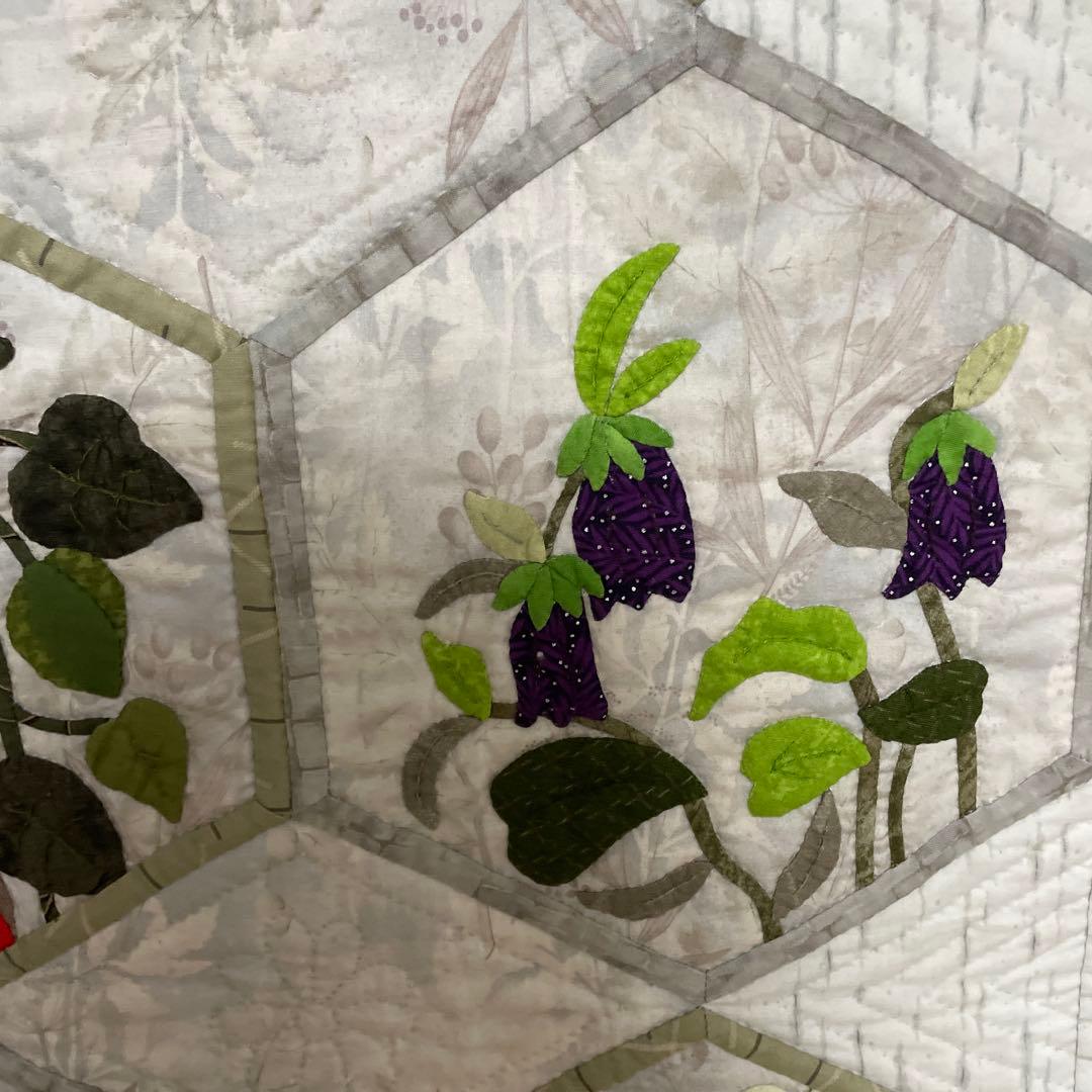 ハンドメイドパッチワークキルトの四季の草花のタペストリー