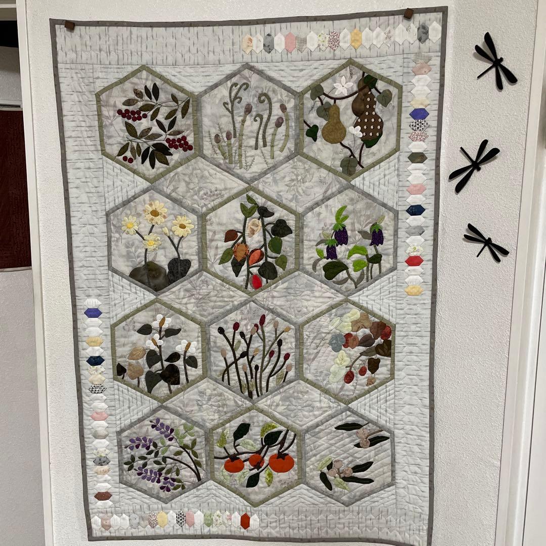 ハンドメイドパッチワークキルトの四季の草花のタペストリー