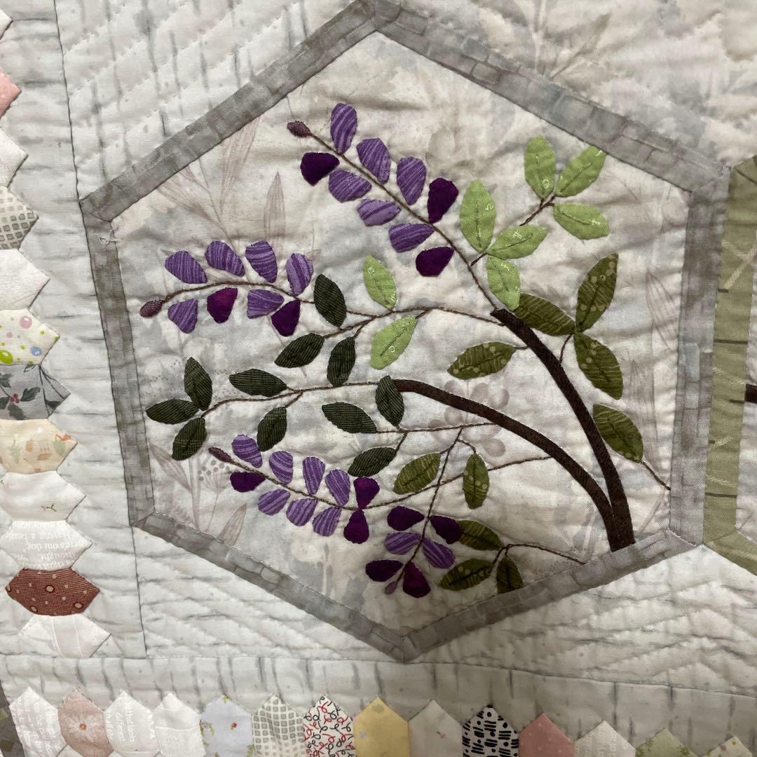 ハンドメイドパッチワークキルトの四季の草花のタペストリー