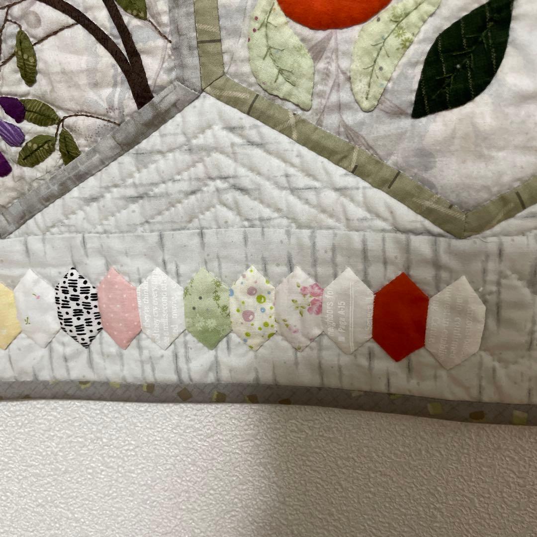 ハンドメイドパッチワークキルトの四季の草花のタペストリー