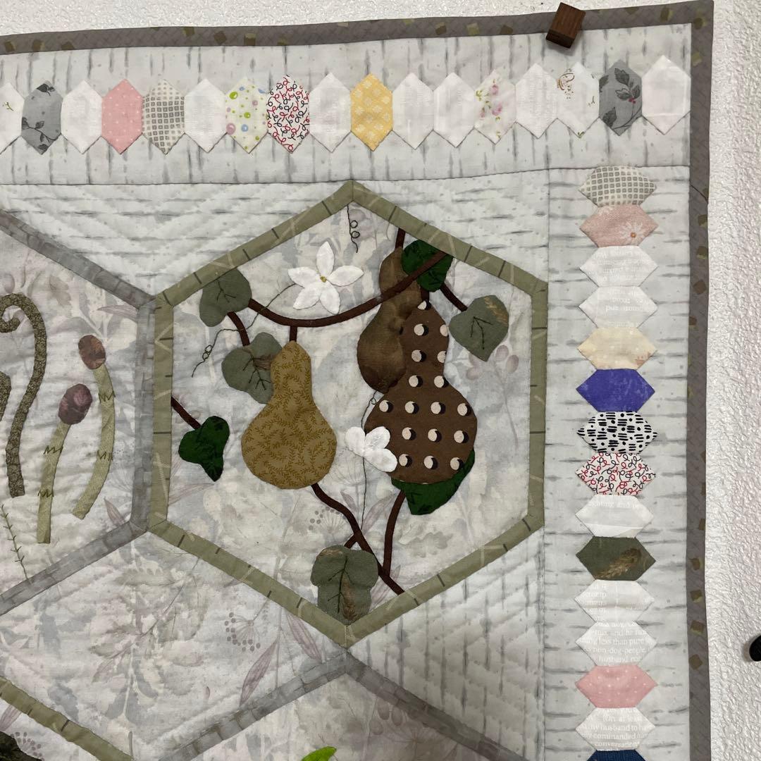 ハンドメイドパッチワークキルトの四季の草花のタペストリー