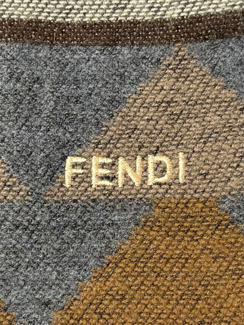 美品☆FENDIフェンディ☆幾何学デザインマフラー☆ユニセックス