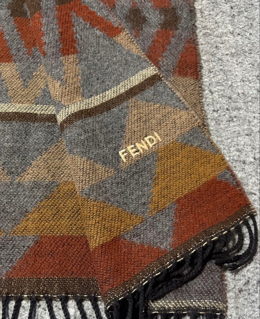 美品☆FENDIフェンディ☆幾何学デザインマフラー☆ユニセックス