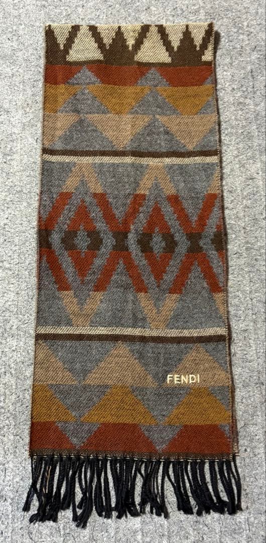 美品☆FENDIフェンディ☆幾何学デザインマフラー☆ユニセックス