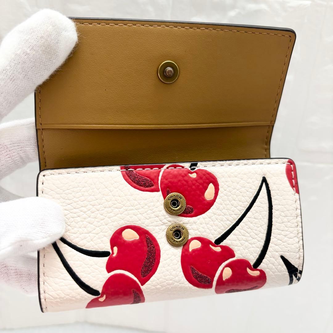 【美品】COACH コーチ チェリー柄 キーケース　ホワイト　ペブル　レザー
