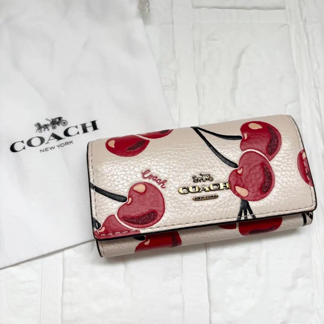 【美品】COACH コーチ チェリー柄 キーケース　ホワイト　ペブル　レザー