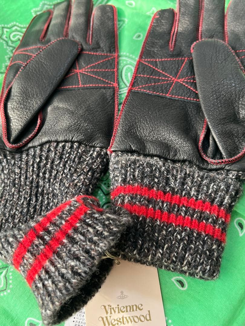 本日お得！Vivienne Westwood新品羊革ウール黒グローブ激可愛い！