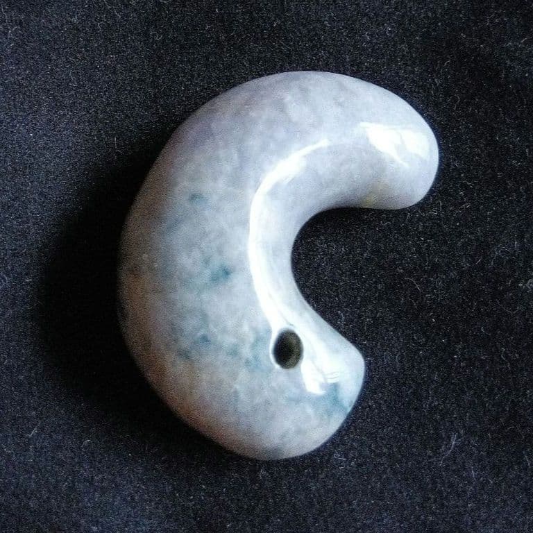 天然石 勾玉　淡い緑色と白色の混合　約18g