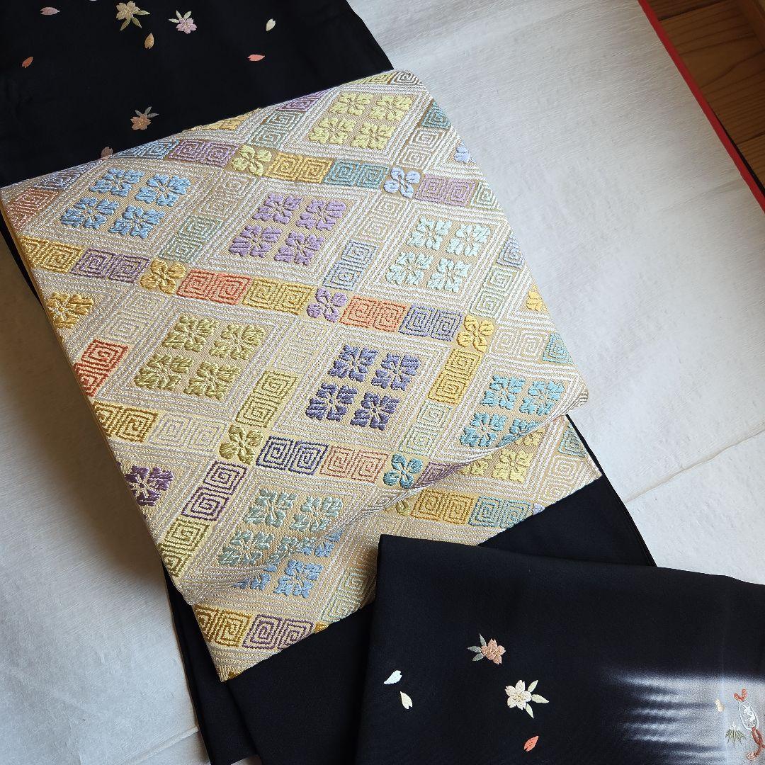 やさしいベージュ　菱取花菱文の袋帯