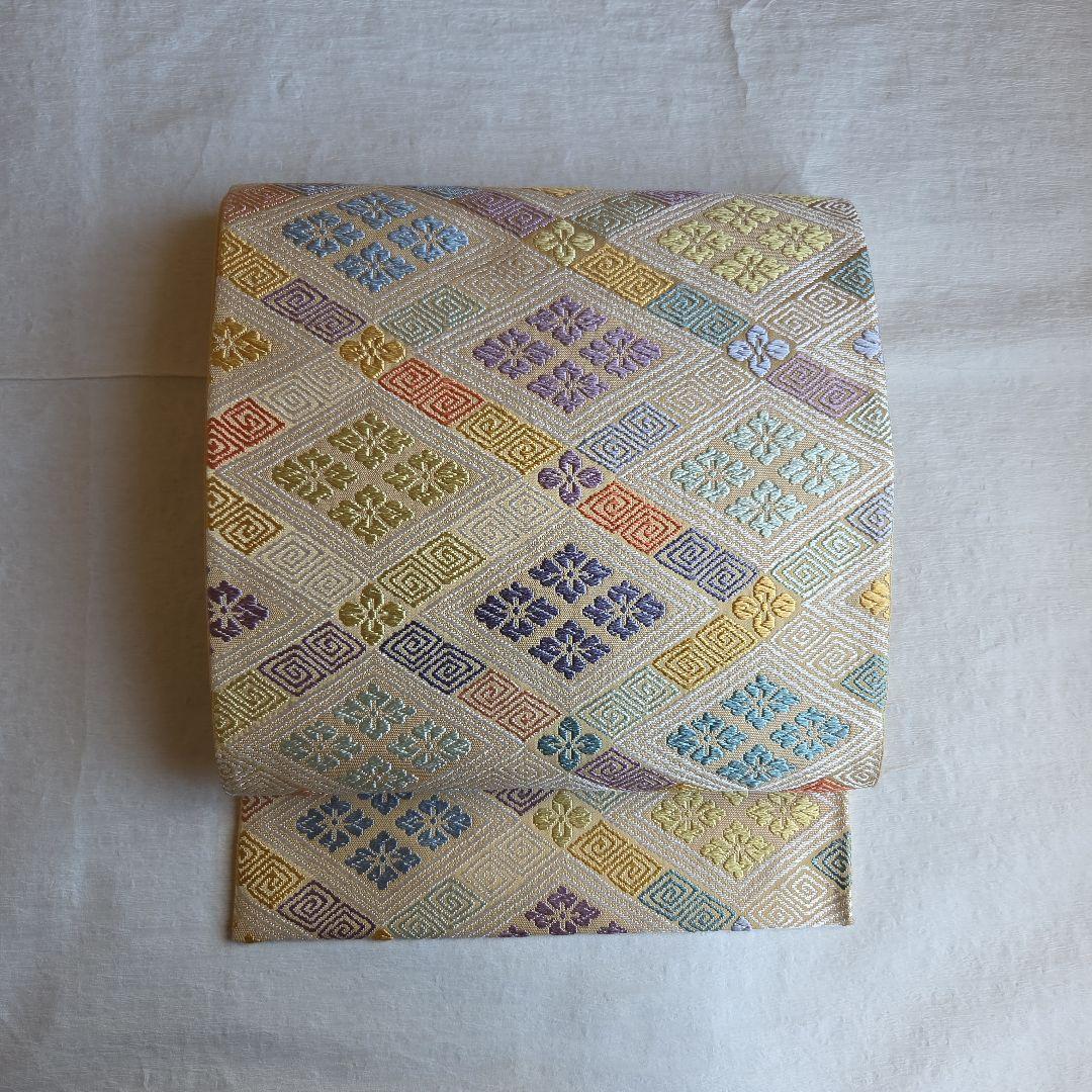 やさしいベージュ　菱取花菱文の袋帯