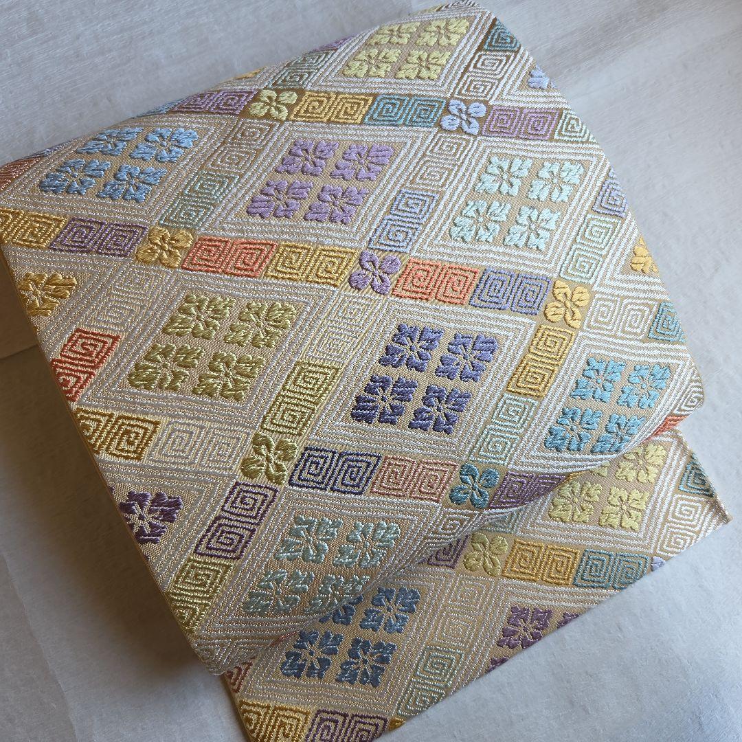 やさしいベージュ　菱取花菱文の袋帯