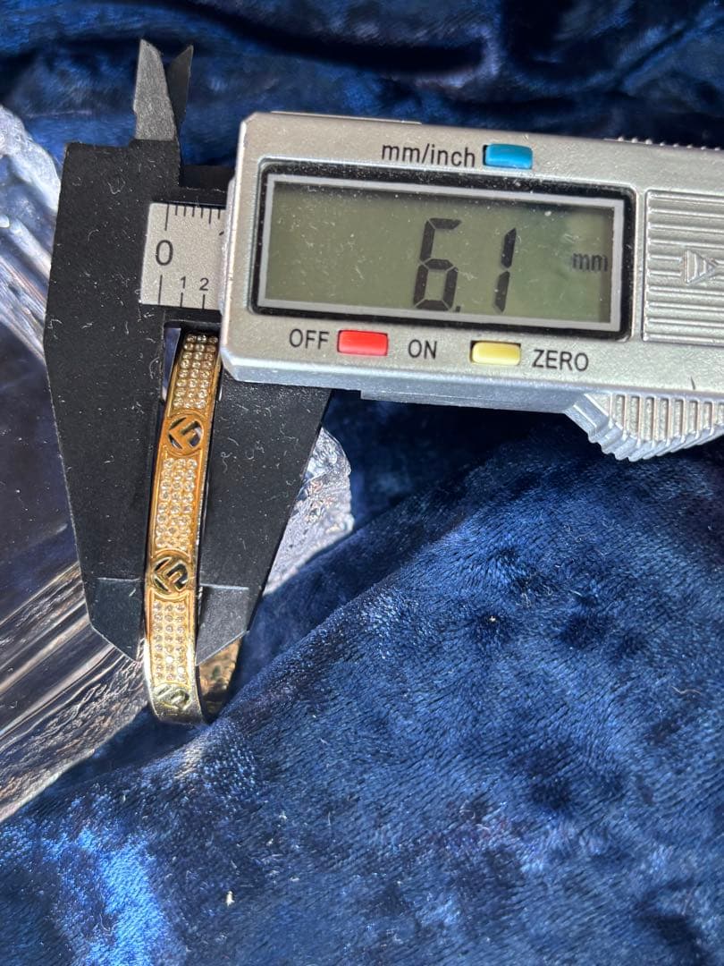 FENDI バングル　GOLD ラインストーン