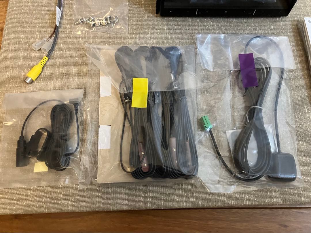 ひでさん【未使用品】カロッツェリア AVIC-RL821-D 8V型楽ナビ