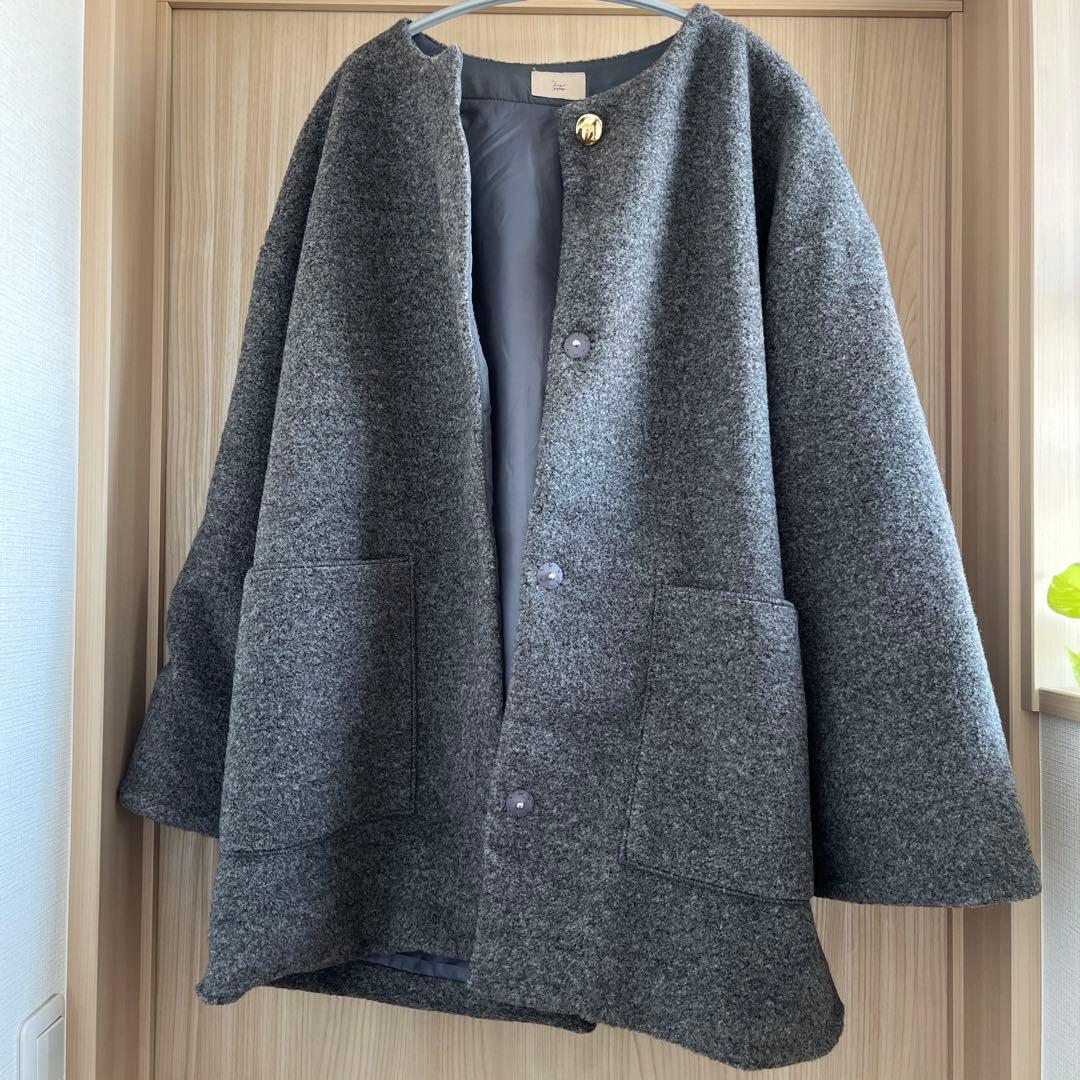 moi tytto ノーカラーボアミドルコート チャコールグレー