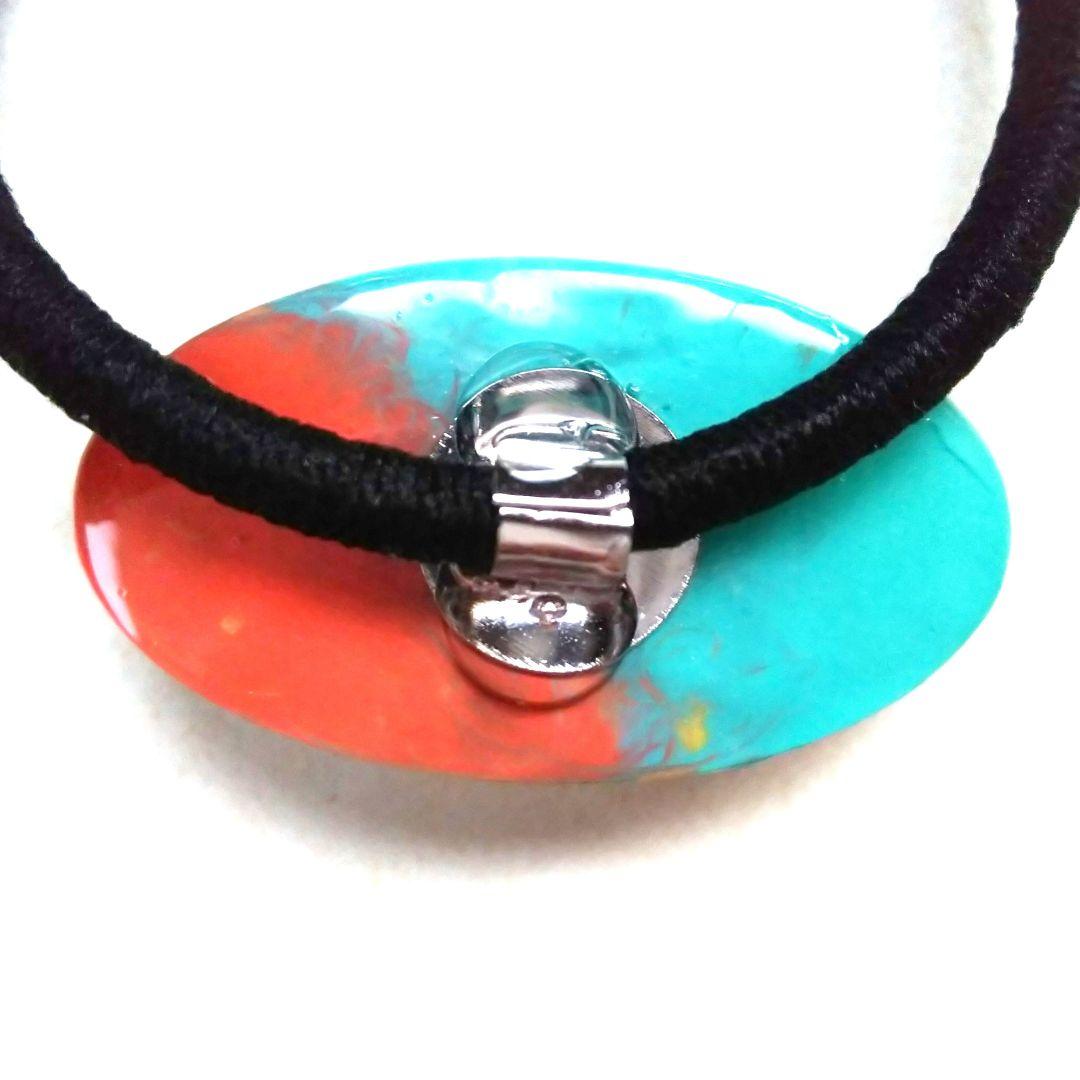 ヘアゴム レジン 大きなポッテリ三毛猫ちゃんとマトリカリア