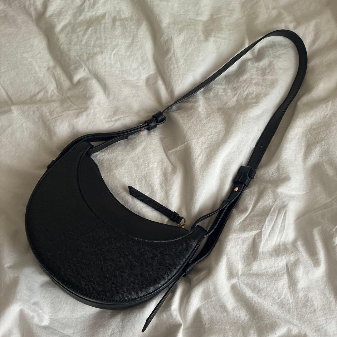 ポレーヌ　ブラックレザー ハーフムーン型ショルダーバッグ